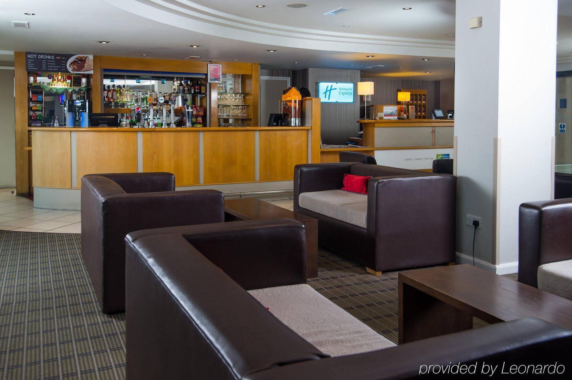 Holiday Inn Express London Luton Airport, An Ihg Hotel Kültér fotó